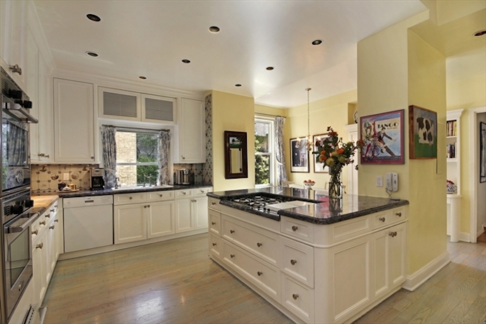 911 Park Ave kitchen