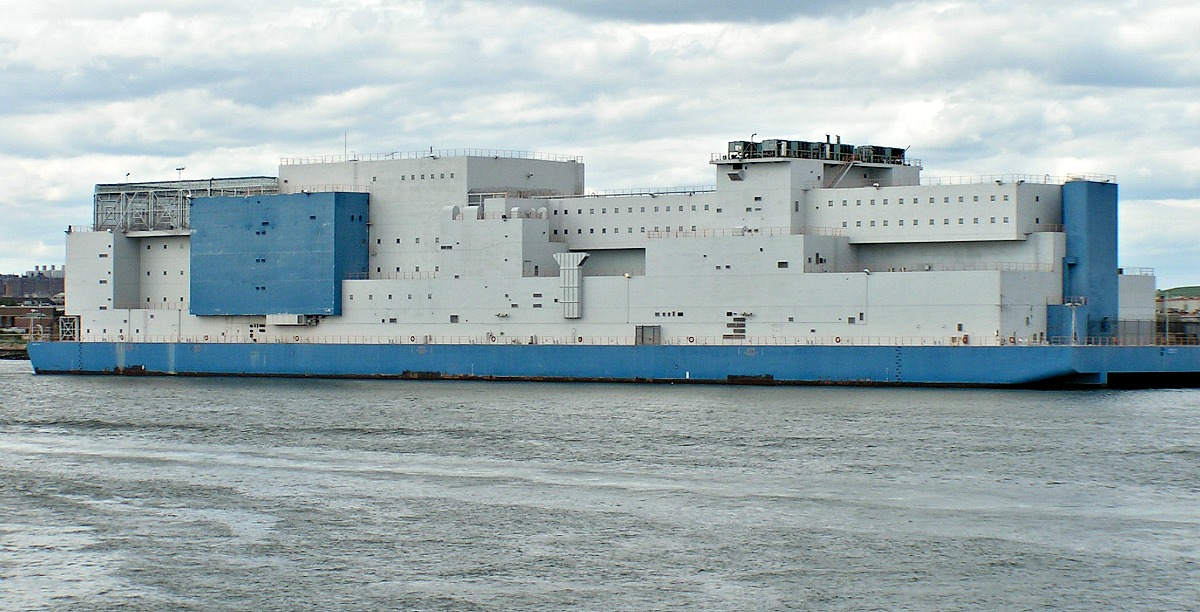 This Barge Floating in the East River Is Home to 800 Prisoners | 6sqft