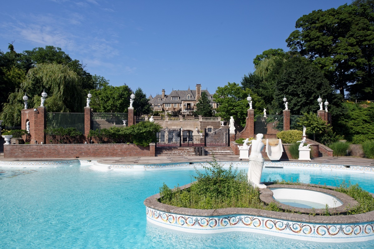 Russian Castle on Long Island with 35 Bathrooms Asks a Whopping 100M