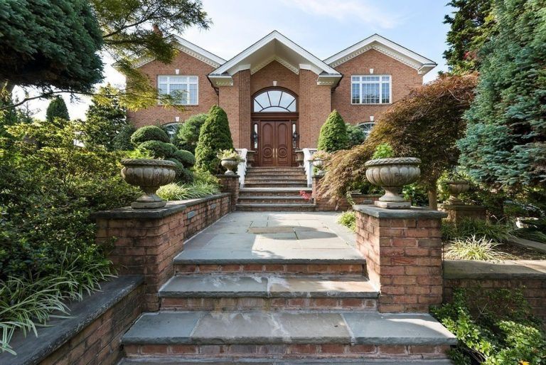 Malba mansion with views of the Whitestone Bridge and its own wood