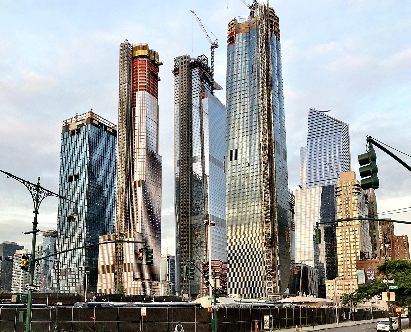 Reaching Over 1 000 Feet 35 Hudson Yards Tops Out As The Mega project 