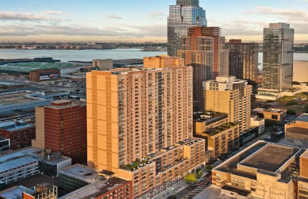 18 apartments with Hudson River views available in Hell’s