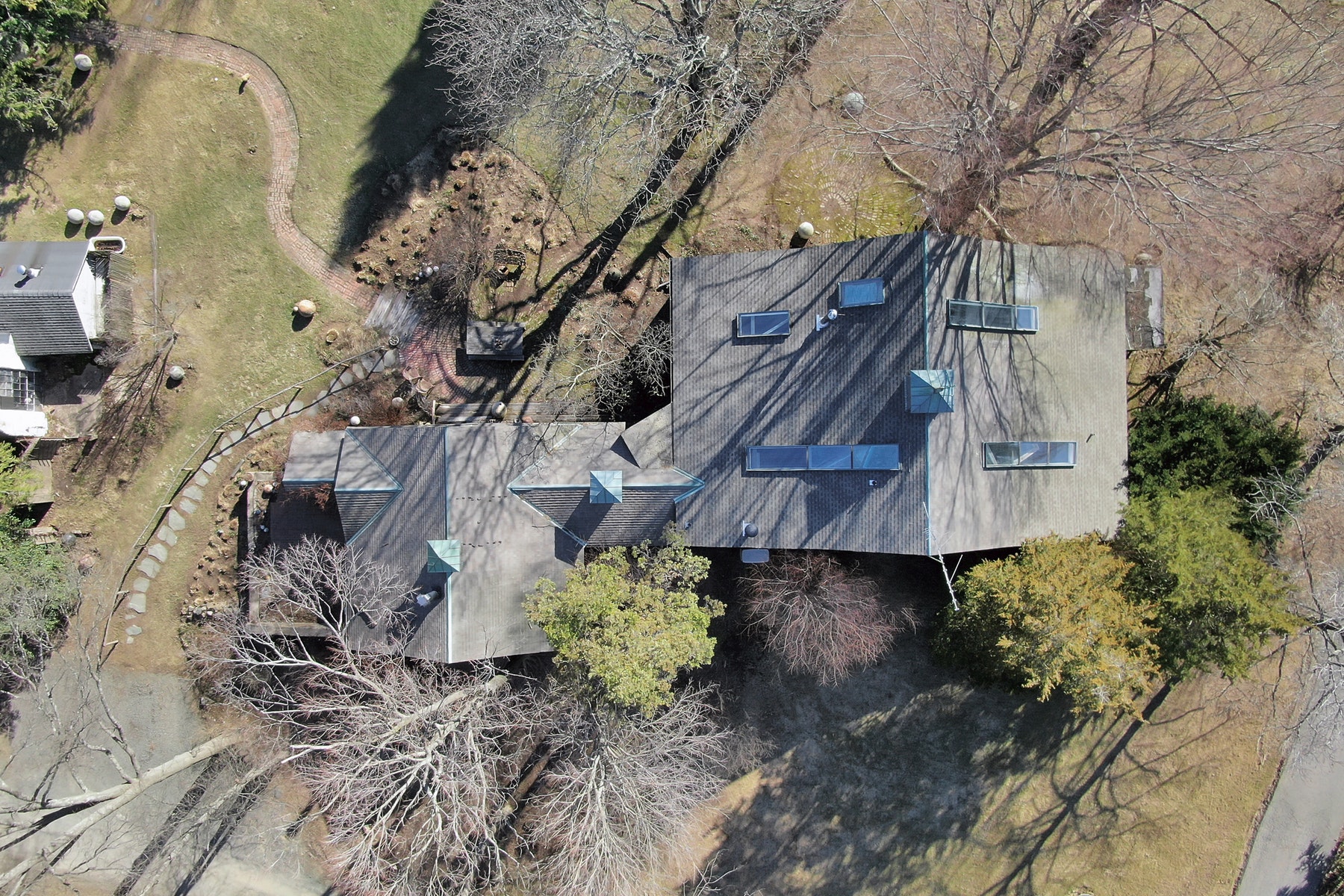 A former artists' compound in exclusive Snedens Landing asks 3M 6sqft