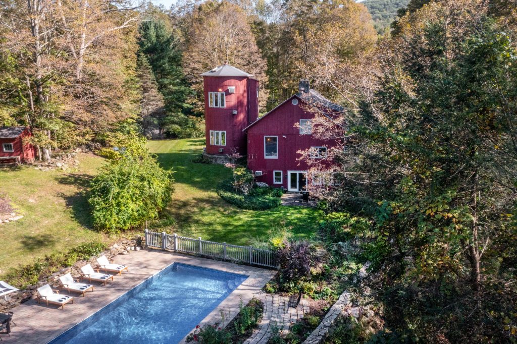 A converted dairy farm in Connecticut is now a cool, rustic residence asking $1M - Vimarsana News